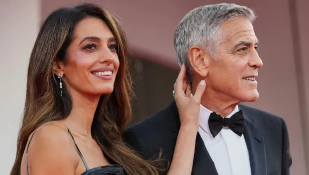 Amal y George Clooney en la alfombra roja de la Mostra de Venecia. Ella lleva vestido de Tom Ford