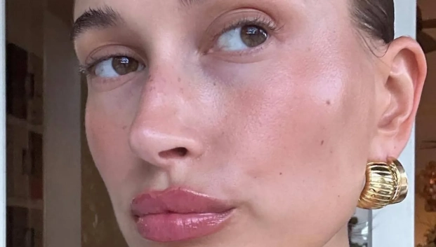 Hailey Bieber ha convertido los labios hidratados y brillantes en una de sus señas de identidad.