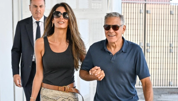 Amal y George Clooney en Venecia. Amal lleva falda de Elie Saab con abertura