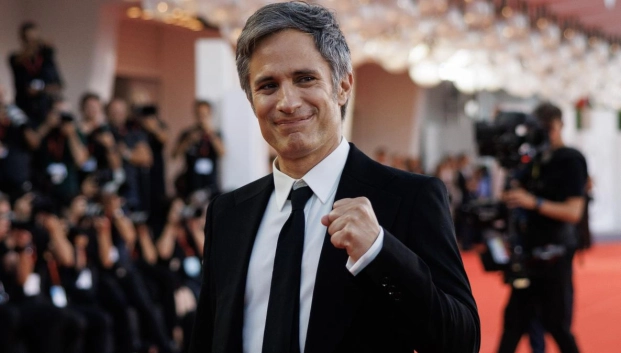 Gael García Bernal en la proyección de Hombre al Agua en el Festival de Venecia
