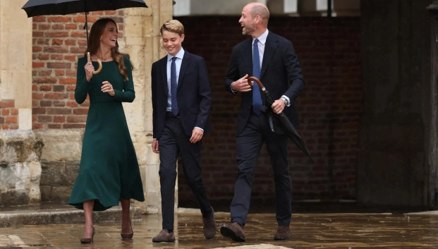 El príncipe George, acompañado de sus padres, los Príncipes de Gales, en su primer día de escuela en Eton college