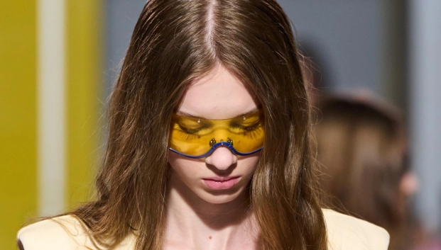 Mujer con melena castaña y gafas de cristales amarillos