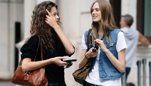 Modelo con jeans rectos durante la semana de la moda de Nueva York en septiembre 2026