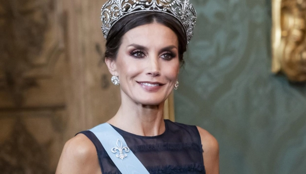 La reina Letizia de España ha sabido balancear la elegancia con la innovación en su clóset, manteniendo los clásicos de su posición