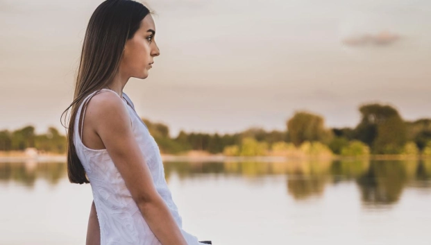 Mujer en lago