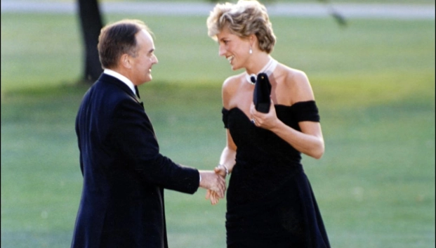 En 1994, la princesa Diana llevó un espectacular diseño que fue bautizado como el vestido de la venganza