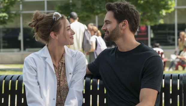 Lili Reinhart rinde homenaje a las comedias románticas clásicas con la adaptación de 'The Love Hypothesis'