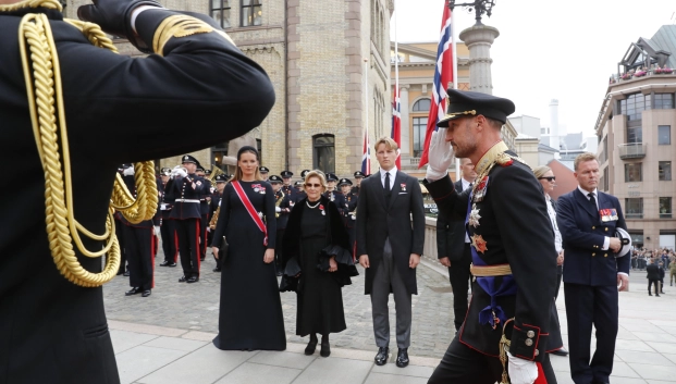 El rey King Haakon VIII llega al parlamento noruego en Oslo el día de su coronación