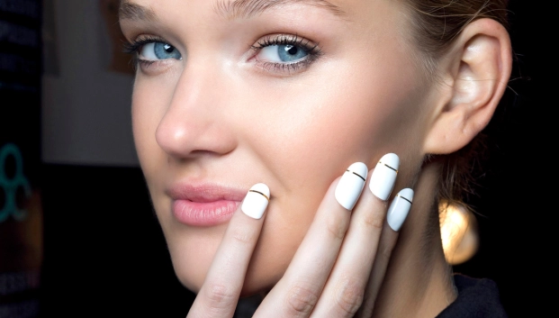 Uñas elegantes para las fiestas patrias en verde, rojo o blanco