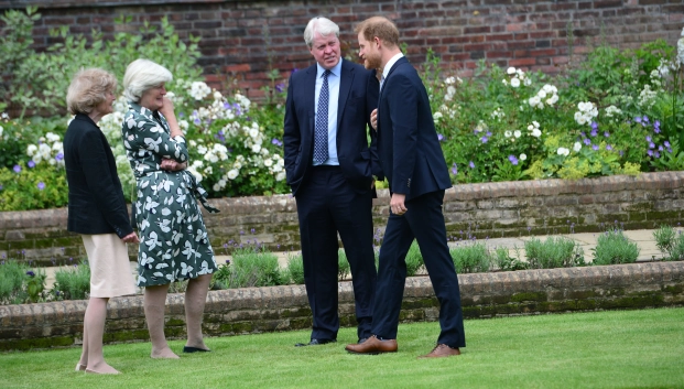 El príncipe Harry con su tío, Charles Spencer, y sus tías Lady Jane Fellowes y Lady Sarah McCorquodale