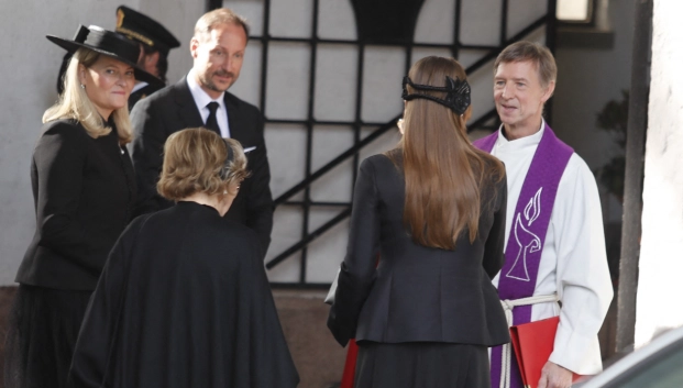 El rey Haakon, la reina Mette Marit, la reina Sonia y la princesa Ingrid a su llegada al funeral