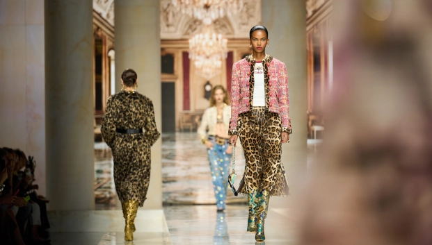 Dolce & Gabbana regresó a sus raíces de los años 90s con un fabuloso maximalismo barroco en la Milan Fashion Week SS27