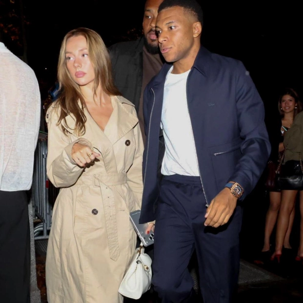 Kylian Mbappe y Ester Exposito during Paris Fashion Week saliendo de un club de moda