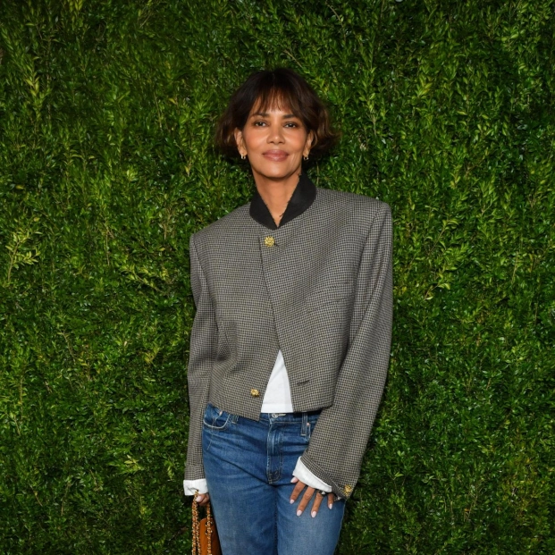 Halle Berry asistiendo a un evento  The Tribeca Chanel Women's Filmmaker hace dos semanas en Nueva York