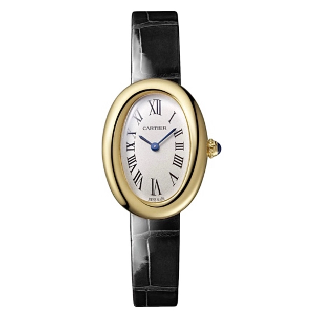 El reloj Baignoire de Cartier combina una caja ovalada de oro amarillo con esfera plateada y correa de aligátor negra.
