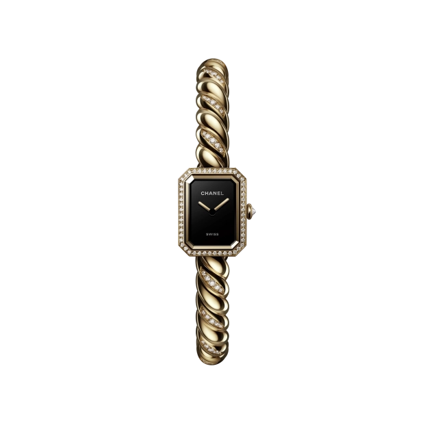 Este brazalete rígido de oro amarillo de 18 quilates posee una trama retorcida que evoca el galón trenzado que Gabrielle Chanel utilizaba para estructurar sus icónicos trajes de tweed