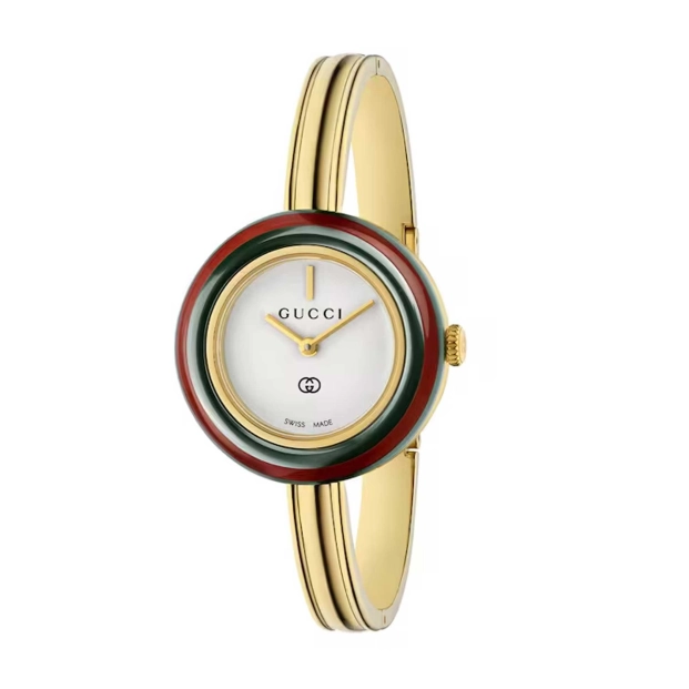 Una pieza vintage, con brazalete dorado y las icónicas franjas verde y rojo, que evocan el inconfundible ADN de la firma italiana