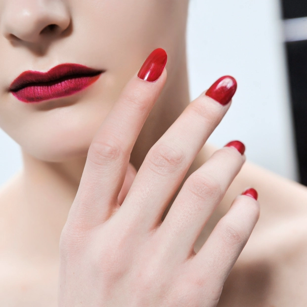 Las uñas rojas son parte de las tendencias de este otoño.