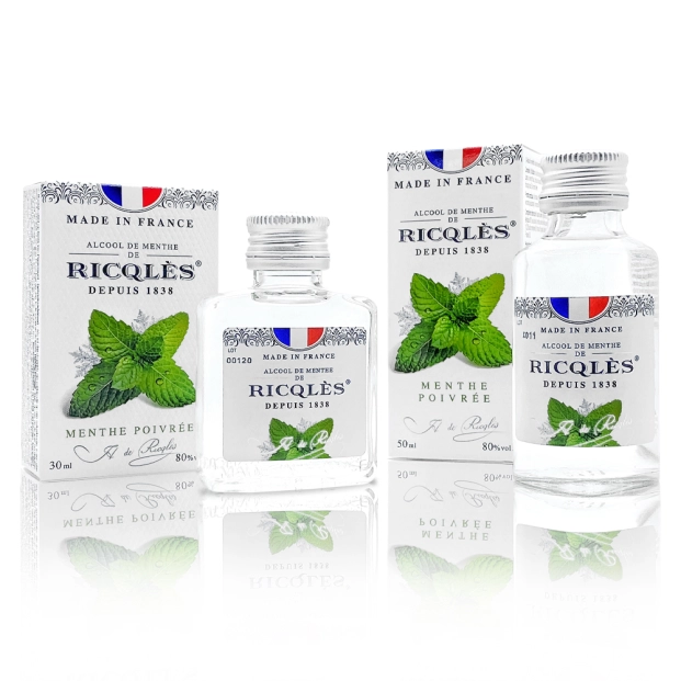 Botella de alcohol de menta hecha con aceite esencial de menta.