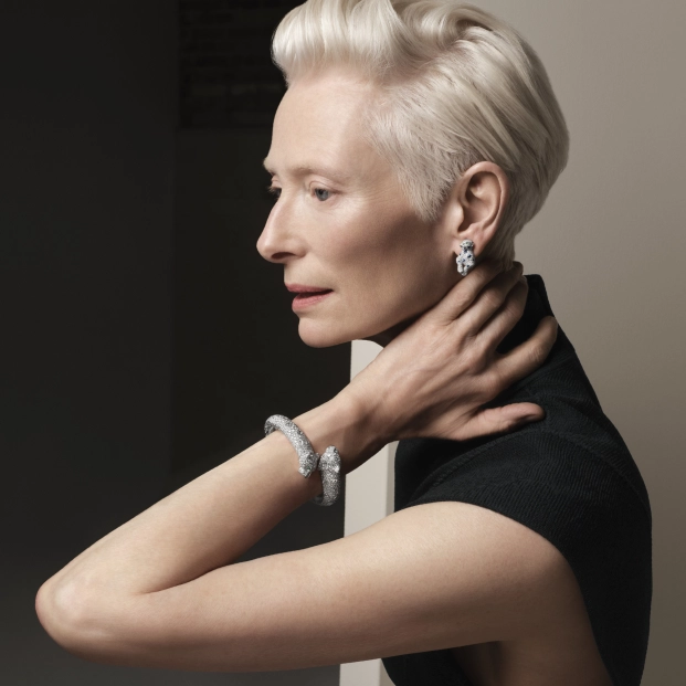 Tilda Swinton es la nueva embajadora de Cartier, mientras la Maison expande su universo creativo con Into the Wild