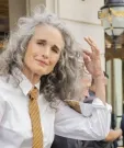Andie MacDowell luciendo melena rizada con cabello plateado