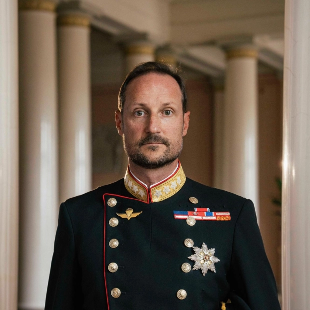 El rey Haakon de Noruega asciende al trono tras uno de los años más turbulentos en su familia