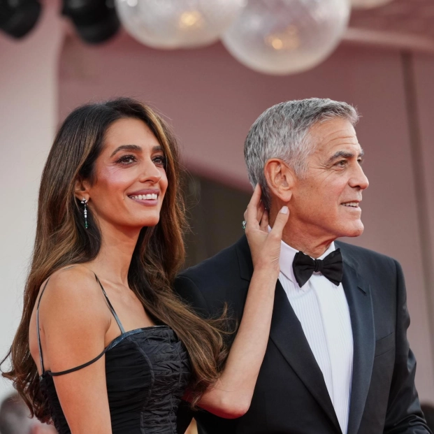 Amal y George Clooney en la alfombra roja de la Mostra de Venecia. Ella lleva vestido de Tom Ford