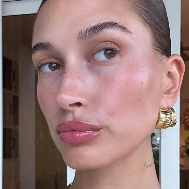 Hailey Bieber ha convertido los labios hidratados y brillantes en una de sus señas de identidad.