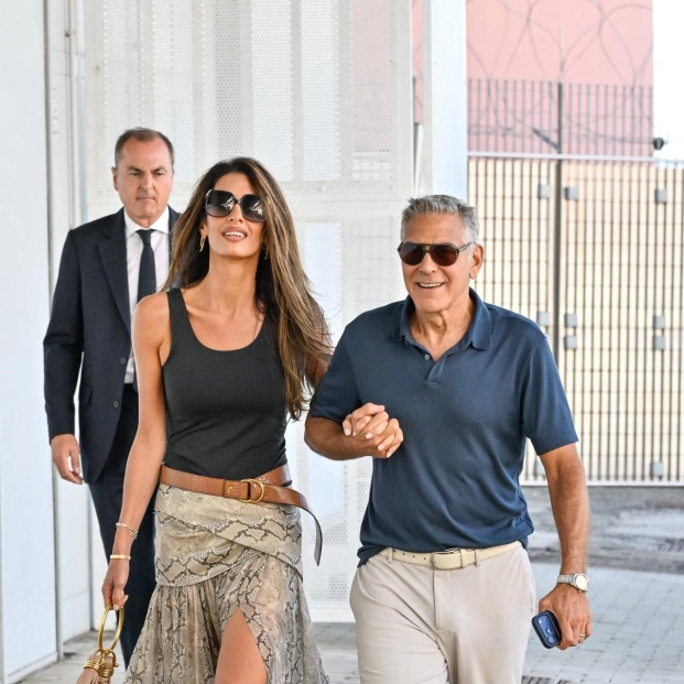 Amal y George Clooney en Venecia. Amal lleva falda de Elie Saab con abertura