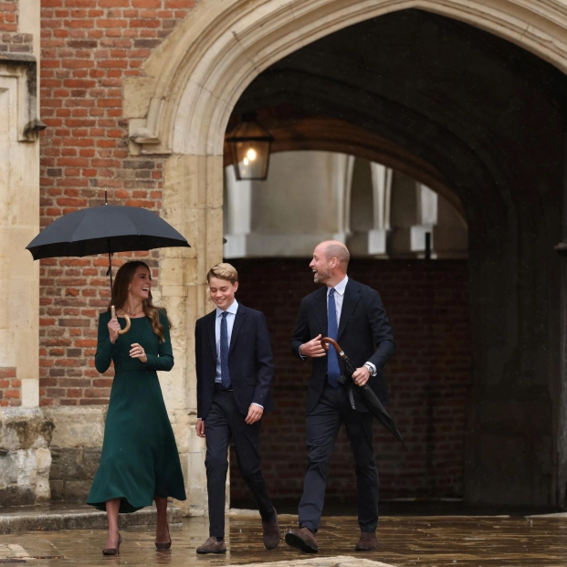 El príncipe George, acompañado de sus padres, los Príncipes de Gales, en su primer día de escuela en Eton college