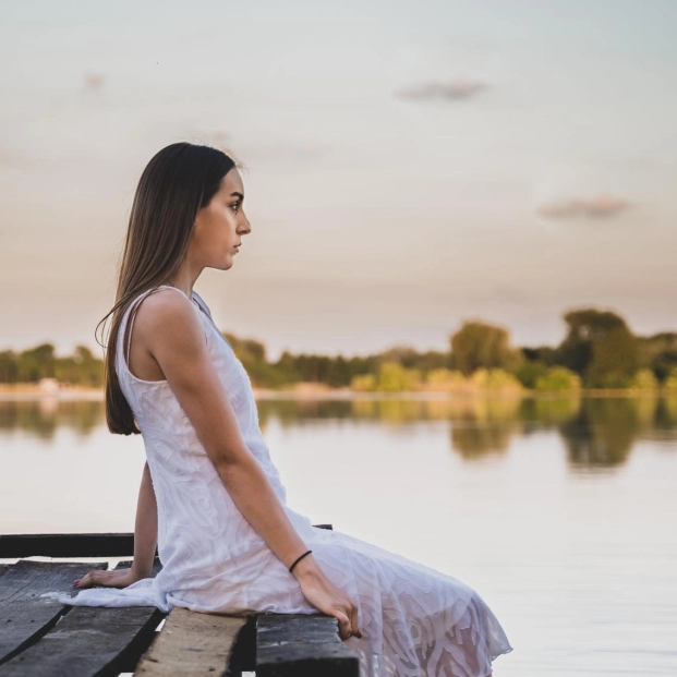 Mujer en lago