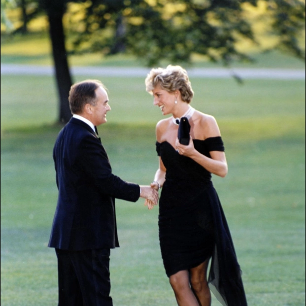 En 1994, la princesa Diana llevó un espectacular diseño que fue bautizado como el vestido de la venganza