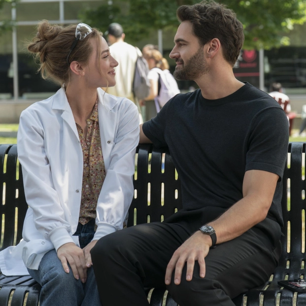 Lili Reinhart rinde homenaje a las comedias románticas clásicas con la adaptación de 'The Love Hypothesis'