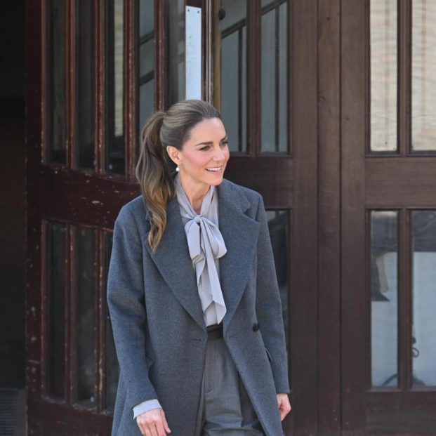 La princesa de Gales, Kate Middleton, ha llevado una de las tendencias de la temporada con una blusa con el cuello pussy bow
