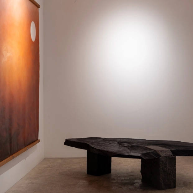 möle studio propone una mesa creada con piedra volcánica y madera de perote tatemada
