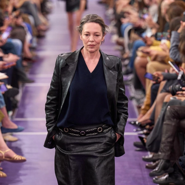 Olivia Coleman desfilando en el show de Miu Miu SS27