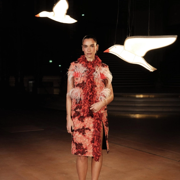 Dua Lipa en el desfile SS27 de Chanel
