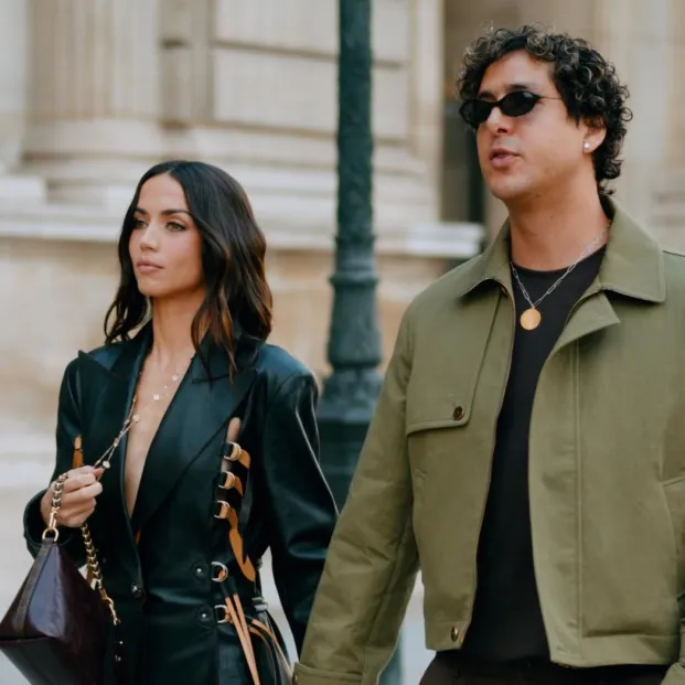 Ana de Armas y Beto Montenegro en el desfile de Louis Vuitton en París