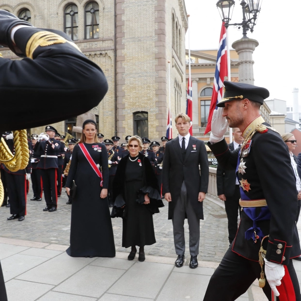 El rey King Haakon VIII llega al parlamento noruego en Oslo el día de su coronación