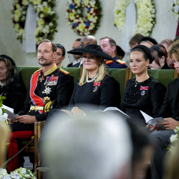 La reina Sonja (left), King Haakon, Queen Mette-Marit, Crown Princess Ingrid Alexandra and Prince Sverre Magnus during the funeral ceremony of King Harald V in Oslo Cathedral on Wednesday