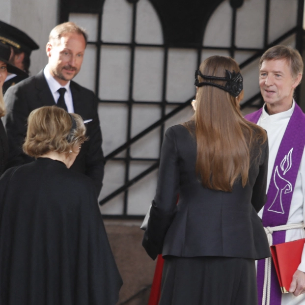 El rey Haakon, la reina Mette Marit, la reina Sonia y la princesa Ingrid a su llegada al funeral