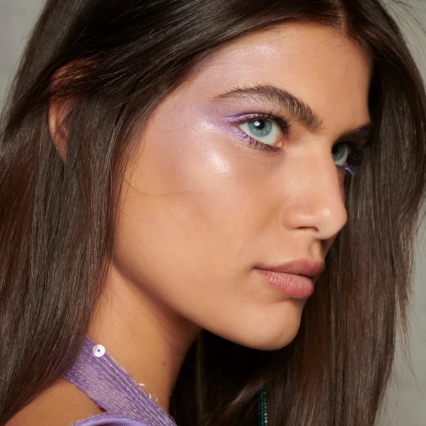 Modelo llevando un purple blush