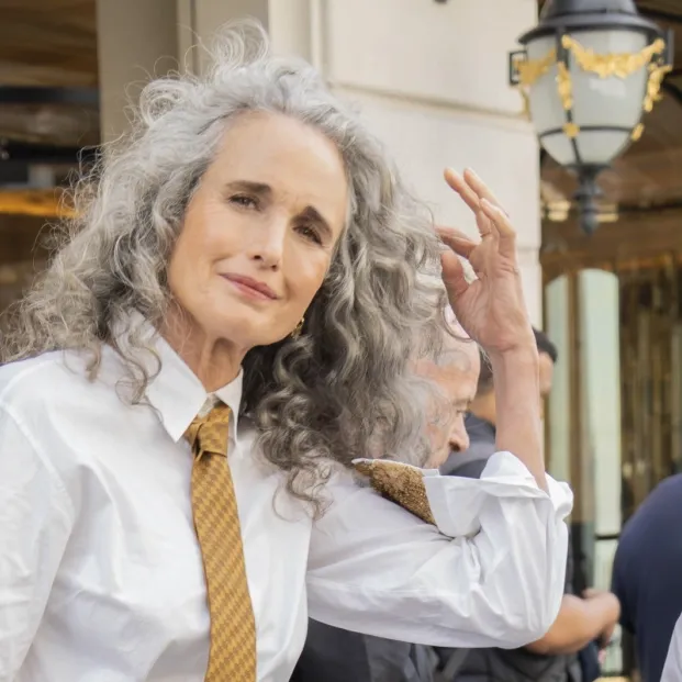 Andie MacDowell luciendo melena rizada con cabello plateado