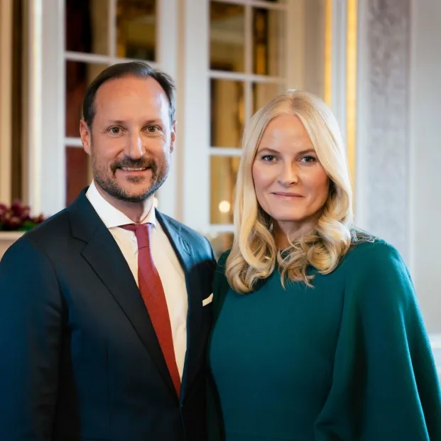 El reina de Haakon de Noruega empieza con una familia reducida ante la salud de su esposa, Mette-Marit